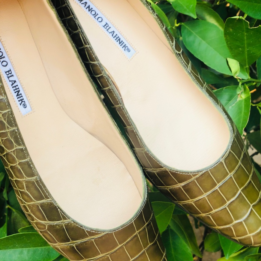 NWOT Manolo Blahnik flats size 8